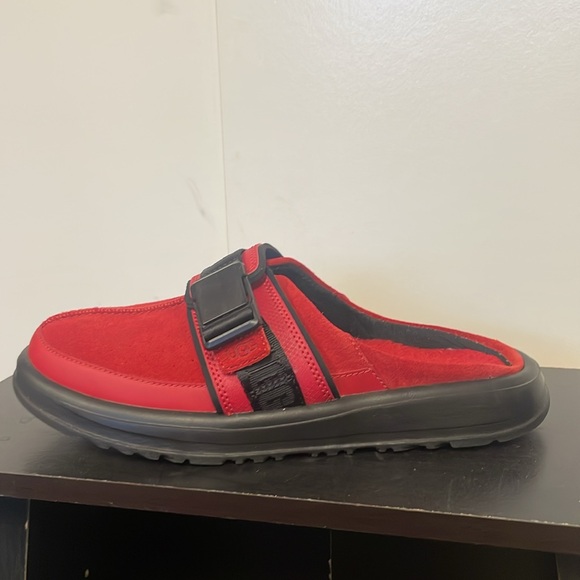 New red UGG slippers. Perfect for gift or to wear at the holidays. Comfy. Warm - Picture 2 of 10